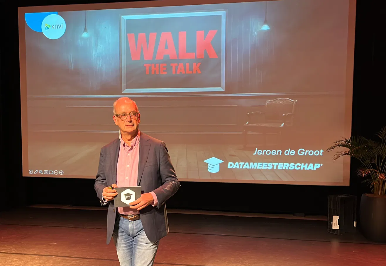 Jeroen de Groot als spreker op het podium bij KNVI