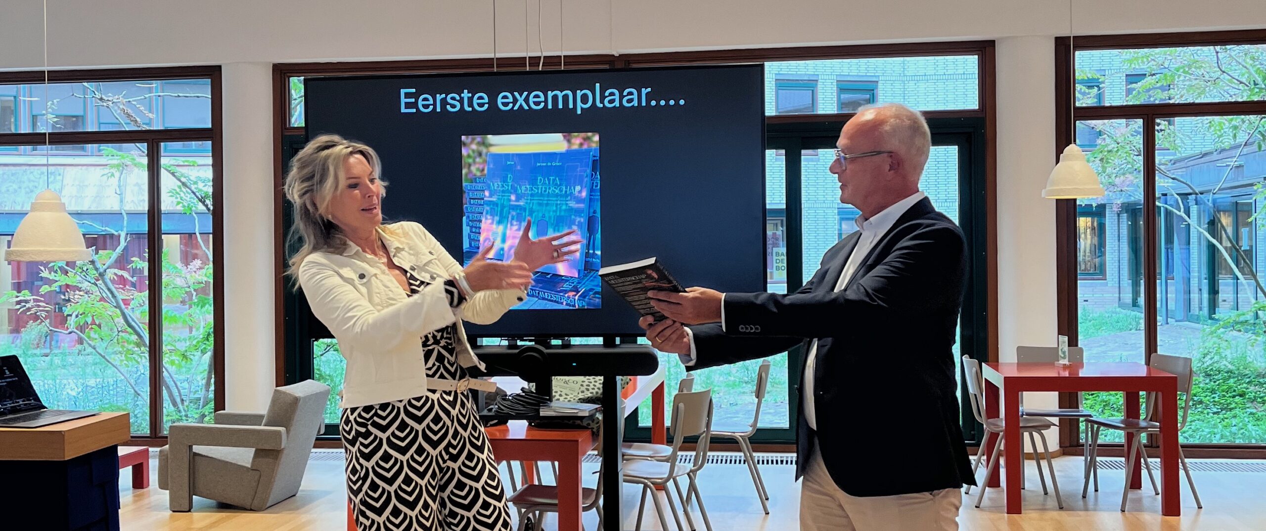 Jeroen de Groot overhandigt het eerste exemplaar van Datameesterschap aan Jacqueline Rutjens