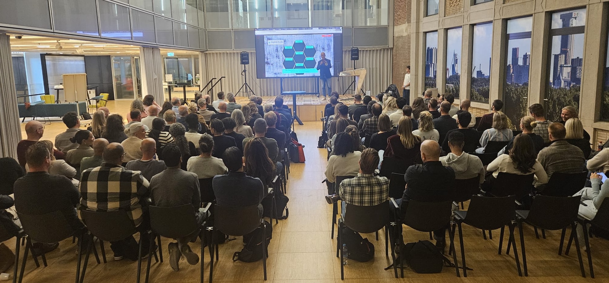 Jeroen de Groot spreekt voor een volle zaal bij Rotterdam Vastgoed